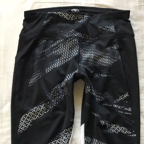 NWOT ATHLETIC WORKS DriWorks Black Gray White Crop Workout Pants Leggings Sz M - Picture 3 of 10